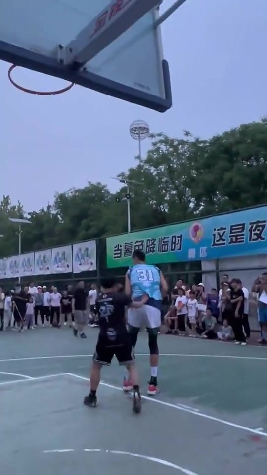 这身高差距还防个啥呀？赶紧拿球回家吧😂